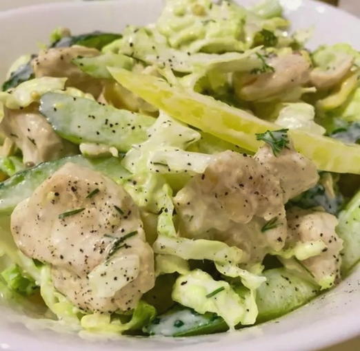 Salat mit Hühnchen, Gurke, Mais und Chinakohl