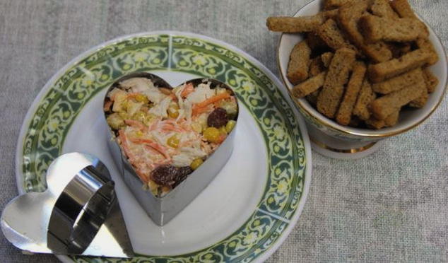Insalata di pollo, cetrioli, mais e carote coreane