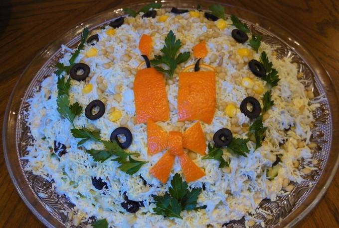 Blätterteigsalat mit Hühnchen, Gurke, Pflaumen und Walnüssen