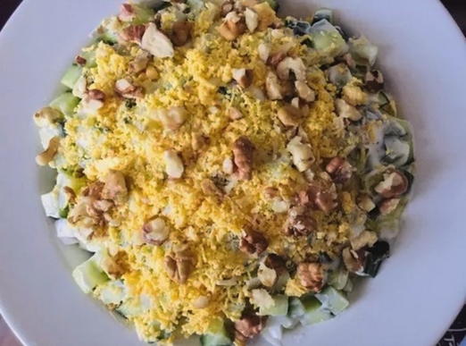 Salat mit Hühnchen, Gurken, Pflaumen und Walnüssen