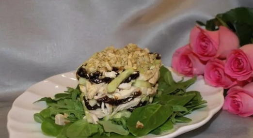 Salade van kip, komkommer en pruimen