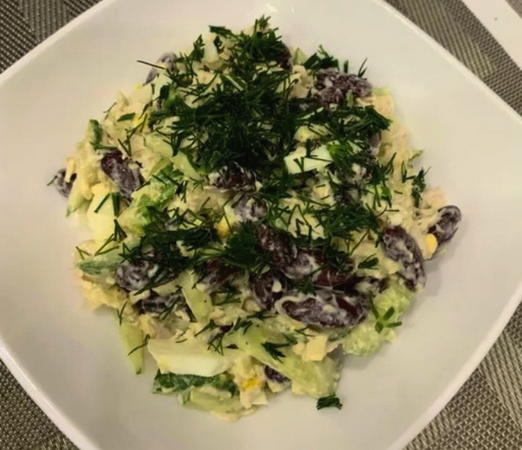 Hühnersalat mit Käse und roten Bohnen