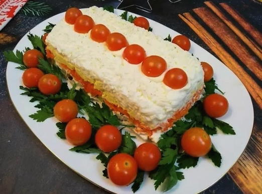 Insalata di sfoglia con pollo, formaggio e cetriolo