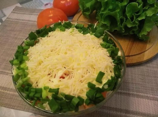Insalata di sfoglia con pollo, pomodori e formaggio