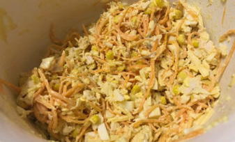 Hühnchen-, Käse-, Mais- und koreanischer Karottensalat