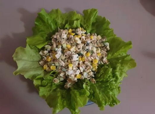 Hühnchen-, Käse-, Mais- und Gurkensalat
