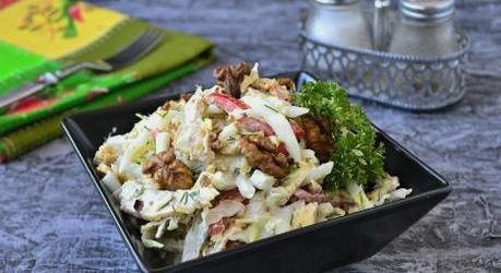 Insalata di pollo con formaggio, noci e aglio