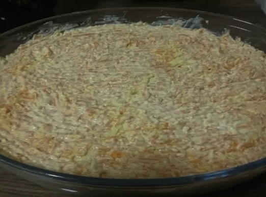 Salat mit Hühnchen, Käse, Karotten und Kartoffeln