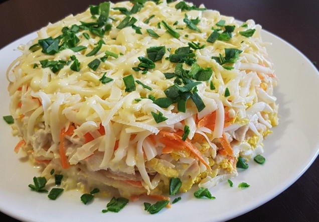 Hühnchen-, Käse-, Karotten- und Apfelsalat