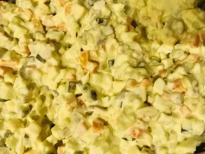 Salat mit Hühnchen, Käse, Karotten und Zwiebeln