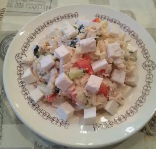 Insalata con pollo, formaggio, cetriolo e cavolo cinese
