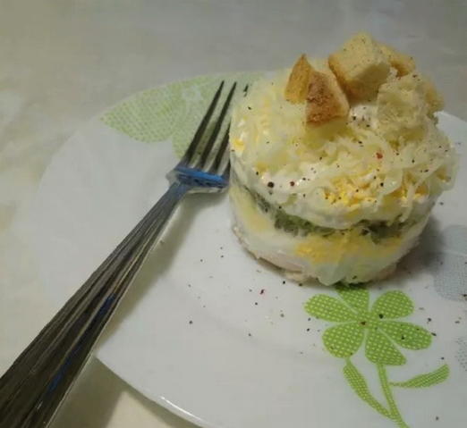 Sallad med kyckling, ost, gurka och krutonger