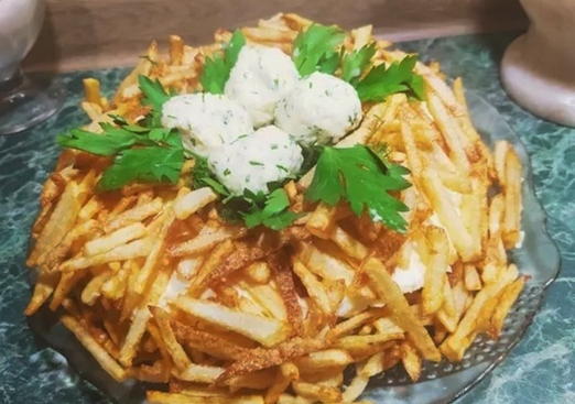 Salat mit Hühnchen, Käse, Gurke und Kartoffeln
