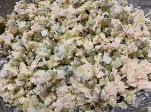 Hühnersalat mit Käse und Gurken