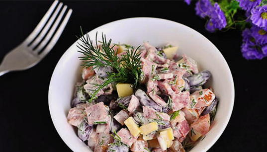 Insalata Obzhorka con salsiccia affumicata e fagioli