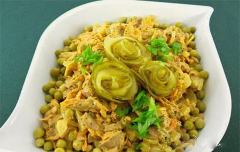 Obzhorka-Salat mit Leber und Gurken