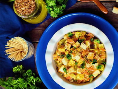 Insalata Obzhorka con pollo e crostini