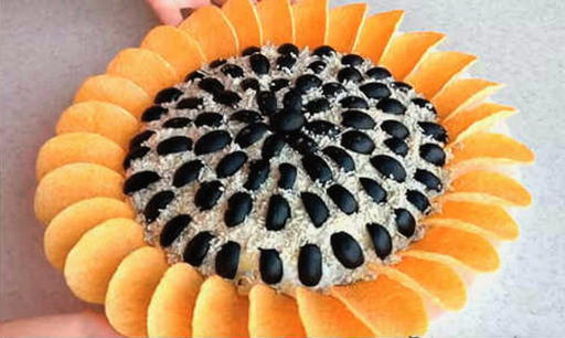 Insalata di girasoli con patatine e pollo senza funghi