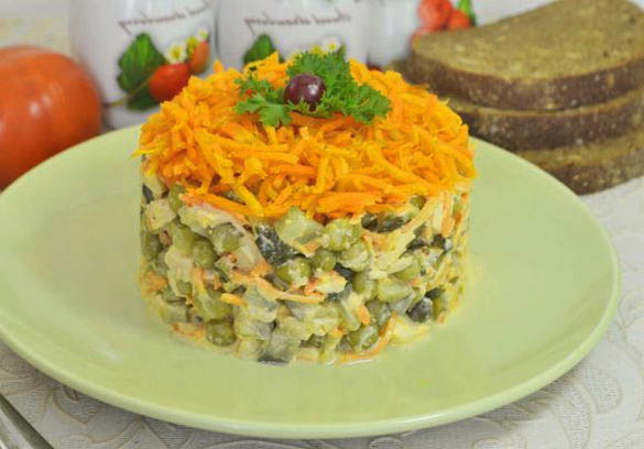 Insalata Obzhorka con petto di pollo