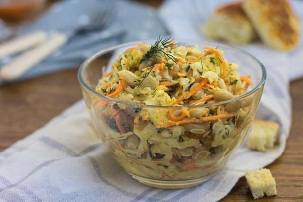 Insalata Obzhorka con pollo affumicato