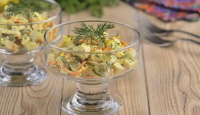 Insalata Obzhorka con carne e sottaceti