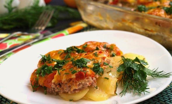 Kartoffelauflauf mit Hähnchenhackfleisch und Tomaten