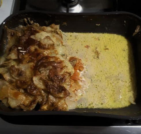 Auflauf mit Kartoffeln, Hühnchen, Tomaten und Champignons
