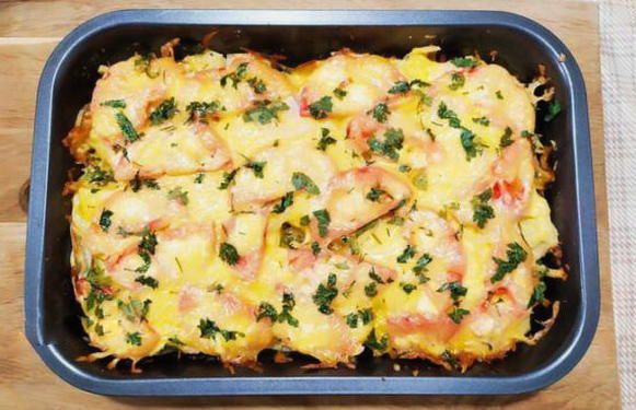 Sformato di patate con petto di pollo, formaggio e pomodori al forno