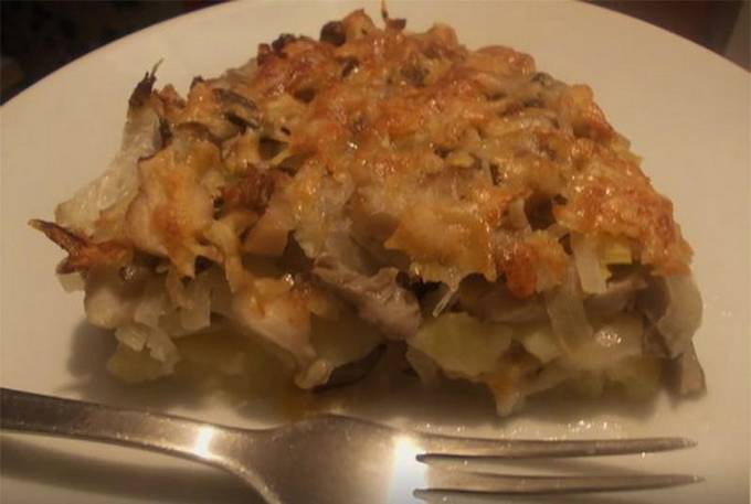 Kartoffelauflauf mit Hühnchen, Käse und Champignons im Ofen