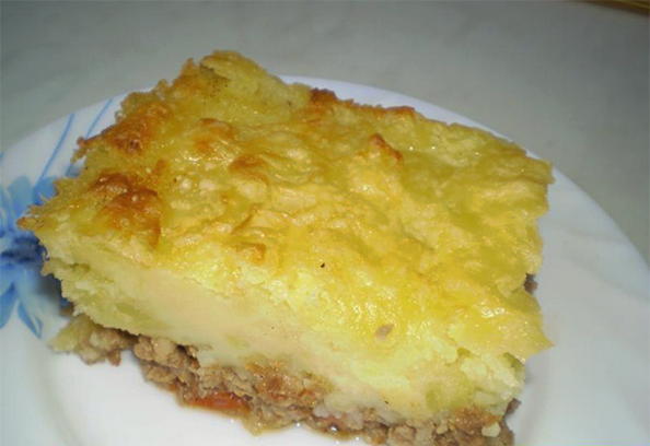 Kartoffelauflauf mit Hühnchen, Champignons, Käse und Tomaten
