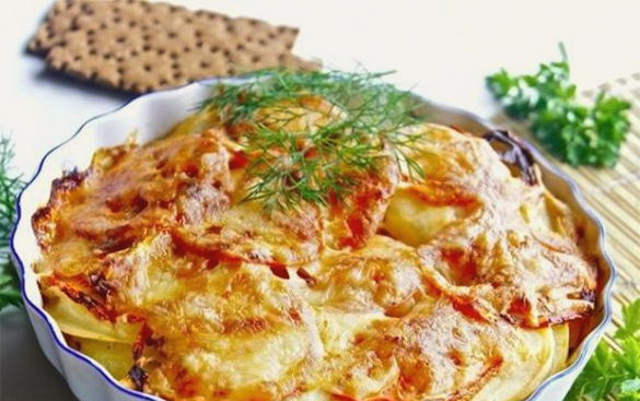 Kartoffelauflauf mit Hähnchen, Champignons und Tomaten im Ofen