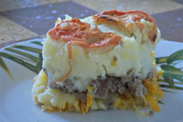 Auflauf mit Kartoffelpüree, Hackfleisch und Tomaten