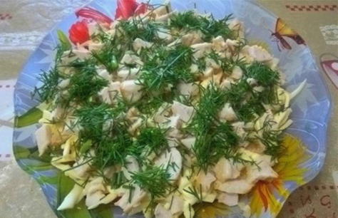 Geräucherter Hühnersalat mit Käse und Knoblauch