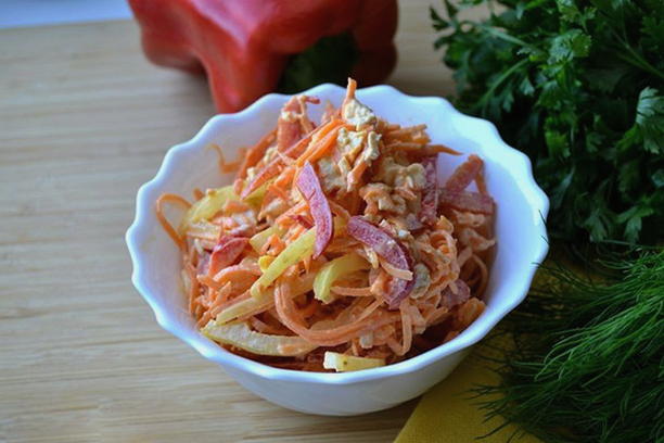 Insalata di pollo affumicato con carote coreane e peperoni