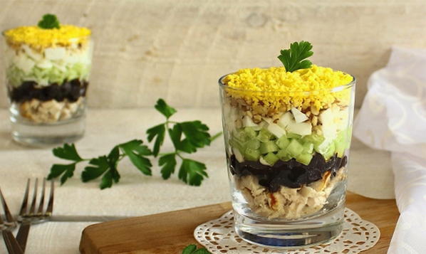 Geräucherter Hühnersalat mit Pflaumen, Walnüssen und Gurken