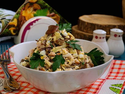 Geräucherter Hühnersalat mit Champignons und Käse