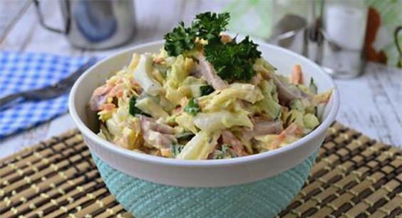 Insalata con pollo affumicato, cavolo cinese e cetriolo
