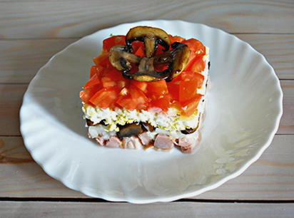 Hühnchen-, Pilz-, Ei- und Zwiebelsalat