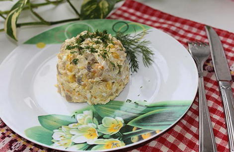 Hühnchen-, Pilz-, Ei- und Karottensalat