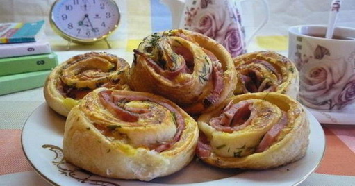 Involtini con prosciutto e formaggio di pasta sfoglia