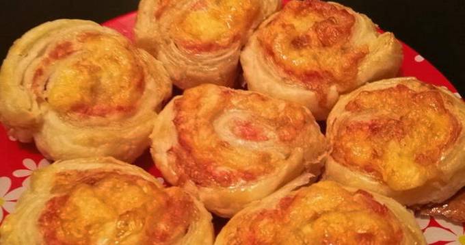Involtini di pasta sfoglia e prosciutto al forno