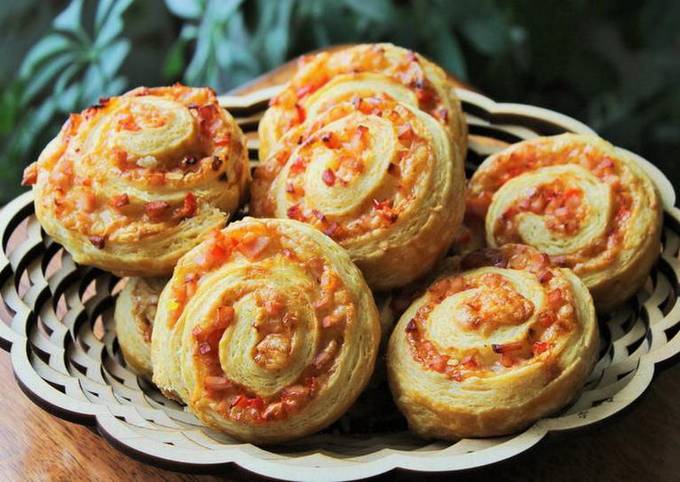 Involtini di pasta sfoglia con prosciutto e formaggio
