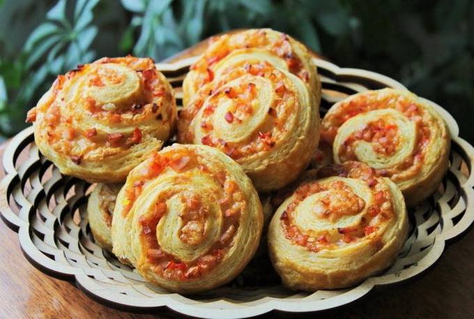 Schneckenbrötchen mit Schinken und Käse