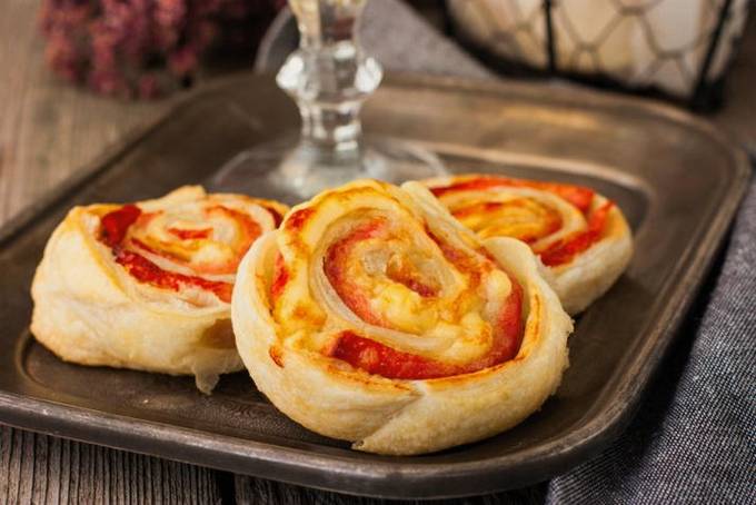 Schnecken mit Schinken und Käse aus Blätterteig