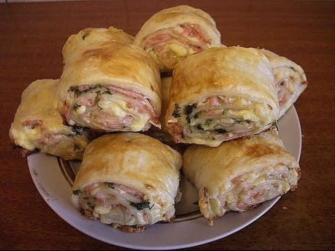 Blätterteigschnecken mit Wurst und Käse