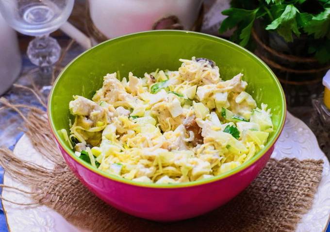 Hühnchen-Käse-Ei-Zwiebel-Salat