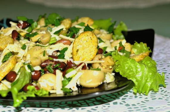 Insalata con pollo, funghi, fagioli e crostini