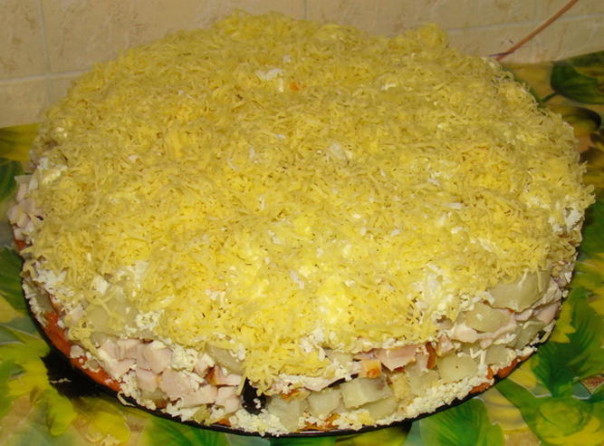 Insalata con pollo, formaggio, uova, noci e prugne