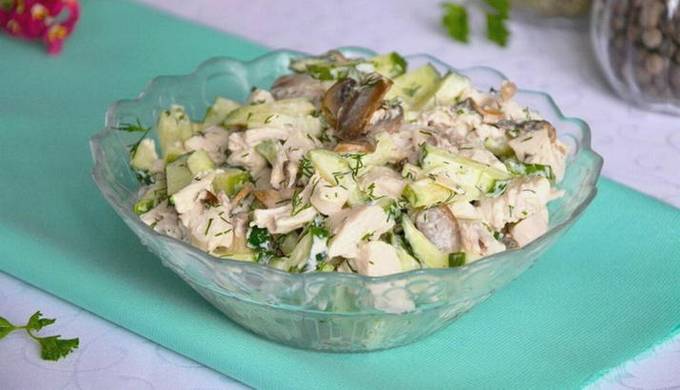 Røget kyllingsalat med tomater og agurk