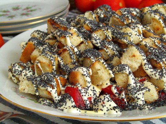 Geräucherter Hühnersalat mit Tomaten, Mohn und Croutons